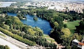 Il est accessible par 7 entrées, dont la plus remarquable est la porte des enfants du rhône qui ouvre sur la perspective d'un lac de 16 hectares, centre de la composition paysagère. Parc De La Tete D Or 10 Things To See