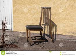 Maybe you would like to learn more about one of these? Chaise Cassee Se Tenant Toujours Image Stock Image Du Presidence Brun 124467519