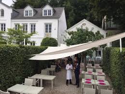 Godeffroy erbaut und in den 1930ern vom reeder essberger in seinen originalzustand zurückversetzt. Garden With Seating For Good Weather Bild Von Das Weisse Haus Hamburg Tripadvisor