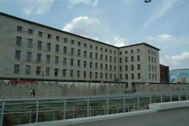Der alexanderplatz ist ein platz am nordostlichen rand der historischen mitte von berlin. Stadtralley Mauer Tour 2 Politik Fur Kinder Einfach Erklart Hanisauland De