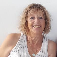 Hi, I'm the one in the purple dress and live in Bristol, UK. These photos  are from 2011 (how it is that long ago!!). It's been a while since I've  been to