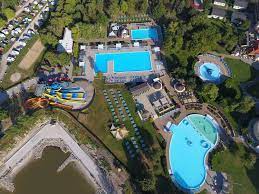 Nachádza sa v krásnom prostredí na okraji mesta a celoročne ponúka kvalitné služby a dokonalý relax pre všetky vekové kategórie. Thermalpark Dunajska Streda Otvaracie Hodiny A Cennik Slovensky CestovateÄ¾