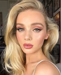 All is connect with professional makeup and hairstyle. Lips Color Medium Hair Style For Blonde Natural Makeup Idea Hairstyle Beauty Makeup N Natural Wedding Makeup Makeup For Green Eyes Blonde Hair Makeup