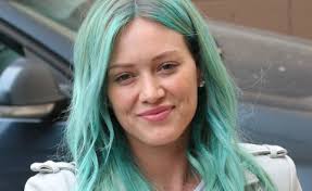 Si parla spesso di capelli fluo, volendosi indicare con questo termine una tinta fluo che rende i capelli fluorescenti. Hilary Duff Rihanna E Katy Perry I Capelli Sono Fluo Foto Kikapress Com