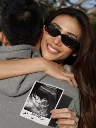 Siêu mẫu Võ Hoàng Yến có bầu với chồng mới cưới bằng IVF, bé rồng trong  bụng nay bằng quả chanh