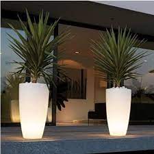 Soggiorno portavasi da interno eleganti 2021. Vasi Luminosi Da Esterno 5 Soluzioni Per Arredare Un Giardino Moderno Design Mag