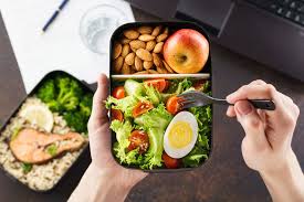 Las ensaladas pueden ser mucho más divertidas y sabrosas añadiéndole pasta, arroz, patatas, fruta, queso. 10 Comidas Para Llevar Al Trabajo En Tupper Faciles De Preparar