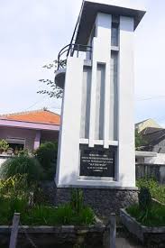 Oleh sebab itulah setelah keberangkatan hajati ia berniat menyusul hajati untuk dijadikan isterinya. Monumen Van Der Wijck Picture Of Van Der Wijck Monument Lamongan Tripadvisor