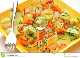 Salada Crua Do Alimento Com Cenouras E Pepino Foto De Stock Imagem De Organico Limpeza 31549228
