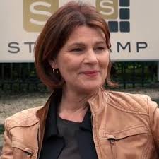 Alles Was Zählt: Jenny Steinkamp trägt freizügiges Brautkleid