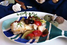 La rana pescatrice, lophius piscatorius, detta anche coda di rospo è un pesce marino molto pregiato, adatta a moltissime preaparazioni in cucina, a tranci o intera. Coda Di Rospo Con Patate Pomodori E Olive Cucina Svago