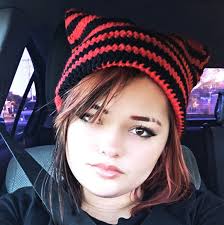 What are some recommendations for female therapists for children aged 9/10  in the Derby area?