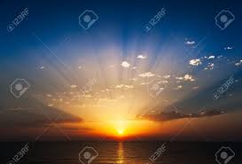 Check spelling or type a new query. Amanecer Perfecto En El Mar Con Los Rayos De Sol Radiante Durante Un Calido Horizonte Colorido Fotos Retratos Imagenes Y Fotografia De Archivo Libres De Derecho Image 21850746