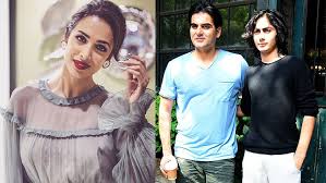Malaika arora son arhaan khan walk away seeing mom pose in attractive dress in front of media. Will Debut Malaika Arora S Son Arhan In Bollywood The Answer Given By The Actress Indian News