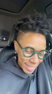 Aww snap! I got a fan flapping tutorial from Nekia Owen! 👀 I'm debuting  the remix to “Can You Rock Me Like a Pothole” at the “Late Night with Rita  Brent” show—