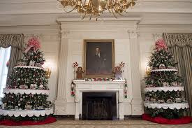 White House Holiday Decorations 2016 Michelle Obama S Office Reveals Christmas Gifts Theme White House Christmas White House Christmas Tree White House Christmas Decorations