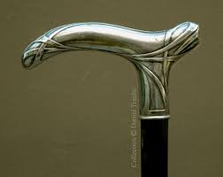 Superbe Coup De Fouet Art Nouveau Sur Un Pommeau Argent Massif En Forme De Tau Circa 1900 Bastoni Da Passeggio Canne Maniglie