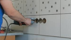 Fayans zeminini nasıl döşeriz how to tile floor. Duvardaki Karo Nasil Delinir Bir Seramik Kesme Makasi Nasil Delinir Delme Islemi Ile Bir Delik Acin