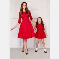 Torniamo a parlare di minime e lo facciamo con un progetto sartoriale che ho preso veramente a cuore, perchè mi sono invaghita ed ho adottato il loro stile di abbigliamento in primis per me, ed ho voluto poi coordinarlo a quello di eleonora. Vendita Mamma E Figlia Abiti E Magazzino