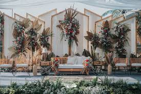 Belakangan ini, konsep pernikahan outdoor banyak diminati oleh pasangan penganten karena memberi kesan santai namun tetap keren. Dekorasi Pelaminan Tempat Pernikahan Latar Belakang Pernikahan Tema Pernikahan
