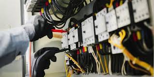 especialista en Lima instalando etiquetas eléctricas marcaje de cables y tableros material dieléctrico con valor líder