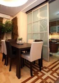 Cam bölme duvar sisteminde iki cam arası birbirine lazer ile yapıştırılır veya da h plastik profilleri diye adlandırdığımız özel yapılar kullanılabilir. Mutfak Ve Oturma Odasi Arasindaki Bolmeler Surgulu Cam Ile Imar Guzel Tasarlanmis Alcipan Bolmeler