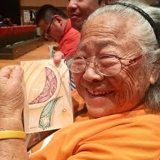 85歳のかまどおばぁちゃん とっても活動的で好奇心旺盛です おばぁだけど認知症見守りサポートと言っておじぃおばぁのお世話もしてるよ 心の中にはかわいい月のような妖精が遊んでるのかな そんな感じの絵になりました いつもありがとう 月 妖精 アートのある暮らし