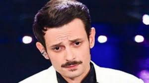 Fabio rovazzi, pseudonimo di fabio piccolrovazzi (milano, 18 gennaio 1994), è uno youtuber e cantante italiano. Chi E Fabio Rovazzi Eta Carriera E Vita Privata Del Cantante Italiano