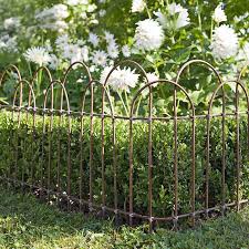 Des Tiges De Metal Comme Des Branches D Osier Pour Le Jardin Amenagement Jardin Recup Cloture Jardin Barriere Jardin