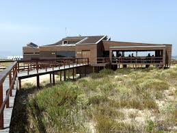 Na deserta só há este restaurante e apenas uma casa com um único morador, que não estava na ilha. Estamine Restaurantes Lisboa