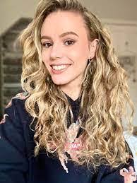 Lea Stratton's Instagram, Twitter & Facebook