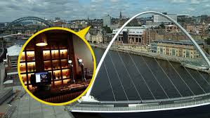 Orten har 189 863 invånare (2001),  1  den administrativa enheten omfattar 280 177 invånare (2011)  2  medan hela storstadsbebyggelsen, som även omfattar north. 10 Secret Places You Need To Visit In Newcastle Upon Tyne