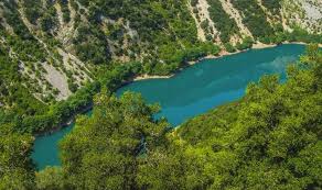 Η θεσσαλία βρίσκεται στην καρδιά της ελλάδας, κατοικείται κυρίως από αγροτικό πληθυσμό και φημίζεται για το κρέας και τα τυριά της. 8essalia Proorismoi Kai A3io8eata 4 Epoxes Ellada