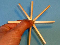 Die legeform ist besonders bei komplexeren sternen aus stroh ratsam, für einfache strohsterne wird eine legeform nicht benötigt. Strohsterne Basteln Basteln Gestalten