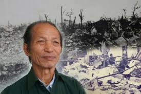 Khỏa thân liều lĩnh bơi thuyền qua sông đầy cá sấu