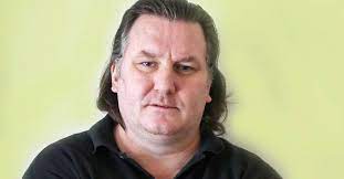 Familias de víctimas de … No Lo Soportan Hinchas De La Uc Destrozan A Luka Tudor Por Sus Comentarios A Favor De Libertad