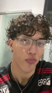 Homem Rasga a Calça Dançando no Palco