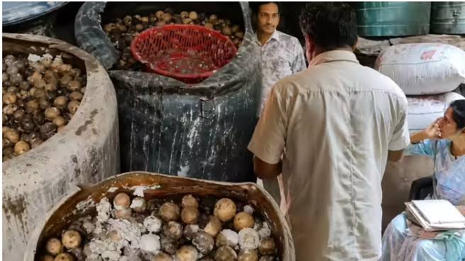 अचार के शौकीनों के लिए चेतावनी: खोड़ा के तबेले में बन रहा था 3400 किलो अचार,  खाद्य विभाग की बड़ी कार्रवाई - Rashtriya Ujala