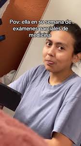 Ella en su semana de exámenes parciales de medicina