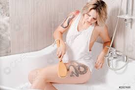 Anzahl der artikel pro seite : Sexy Madchen Mit Tattoos Macht Cellulite Massage Mit Einer Foto Vorratig Crushpixel