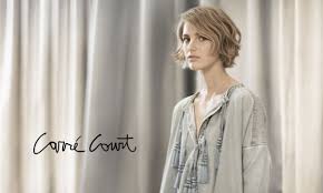La coupe courte revient en force cette année et elle est plus stylée et pratique que jamais. Carre Court Dore