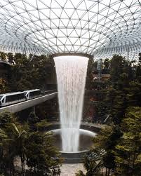 Aerodrom changi (singapur) je jedna od najvećih zračnih brodova u aziji. Singapore Beautiful Jewel In Changi Airport Indoor Waterfall Waterfall Travel Photography Inspiration