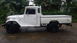 The warn winch and stock style silver bumper have us contemplating that look for our fj, but those extended shackles up front could mean steering play. 1978 Toyota Land Cruiser Fj45 White Truck Landcruiseroftheday Com Land Cruiser Toyota Land Cruiser Cruisers