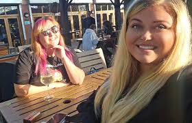 Gordon receives beer from Barney in Half Life context