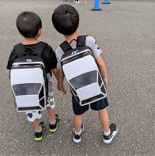 Setiap tahun, apabila sesi persekolahan mula di buka, selain pakaian baju sekolah, beg sekolah juga adalah barangan yang selalunya para ibu bapa beli untuk anak. Kembali Ke Sekolah Lebih Bergaya Dengan Beg Ae86 Initial D Mekanika