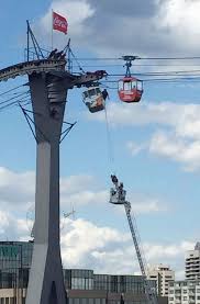 Schwerer unfall auf der a3, lkw umgekippt. Die Feuerwehr Rettete In Koln 65 Menschen Aus Einer Seilbahn Uber Dem Rhein Stuttgarter Nachrichten