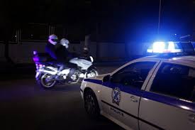 Η υπόθεση με την 18χρονη κοπέλα στην ηλιούπολη που την βίαζε ο ίδιος της ο πατέρας επί σειρά ετών, όπως και ένας πρώην αστυνομικός ο οποίος και την εξέδιδε, έχει προκαλέσει σοκ στο πανελλήνιο. Hlioypolh Astynomikos Kakopoioyse Biaze Kai E3edide 18xronh Kratwntas Thn Aixmalwth Ilioupolinews