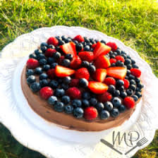 Tort de primavara cu ciocolata si fructe goji, tort cu clementine si migdale, tort cu blat de morcovi. Tort Cu Crema De Mascarpone Ciocolata Si Fructe De Padure Masa Perfecta