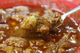 Terdapat pelbagai variasi bahan menu ini seperti daun kesum, daun kari, serai dan bunga kantan. Asam Pedas Tetel Melaka