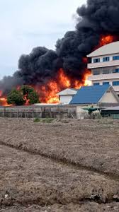 ไฟไหม้โรงเก็บน้ำมัน อ้อมใหญ่ จ.นครปฐม ใกล้ปั๊ม ปตท. Ry Heoh0nch3ym